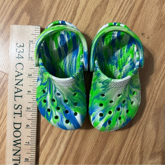 Toddler Crocs with Green and Blue Swirl size 6 - Picture 5 of 5